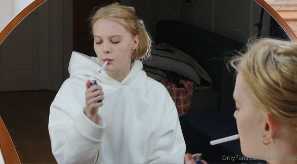 A Red front of the mirror – SmokingFabi