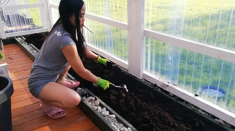 Gardening Cig Dangling