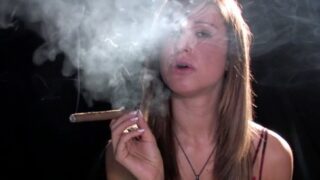 Hayley Williams smokes Cigar – Cigar Models