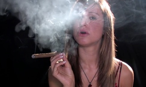 Hayley Williams smokes Cigar – Cigar Models