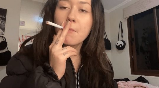 Izzy – Skin care en Asmr Smoking