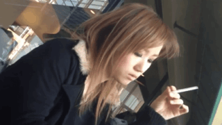 Japanese MILF smoking candid