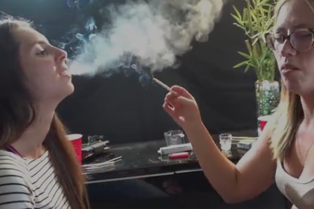 Mother and Daughter Smoke kisses – QuebecSmoking