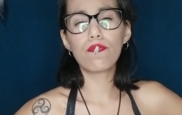 Meretmasterblack Teaches Smoke And Foot Fetish