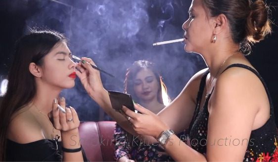 Mom finally let her two daughter smoke