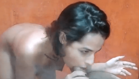 Morena magrinha safada fumando um enquanto mamava