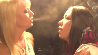 QuebecSmoking – Two Smokers Kissing