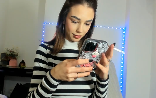 Realhotfallingdevil Smoking Camgirl