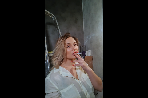 Renovating an apartment in jeans and a shirt – OnlyYana