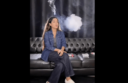 Smoking in all jeans denim – Angie
