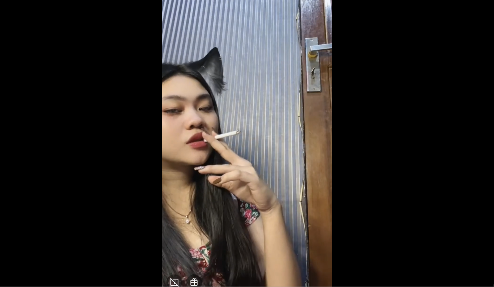 Smoking indonesian Teen on instagram live 12