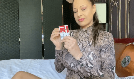 Trying American Marlboro Reds – Sandi Squirts