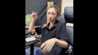 Tiktok Woman who looks good with cigarettes