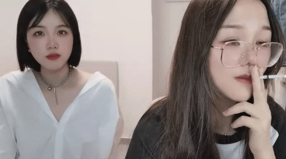Xiaonian – two chinese girls smoking live 1